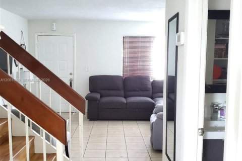 Condo in Miami, Florida, 2 bedrooms № 2273491 - photo 3