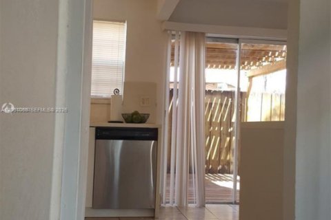 Condo in Miami, Florida, 2 bedrooms № 2273491 - photo 9