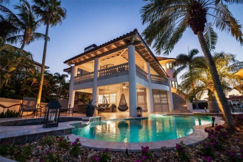 House in Tierra Verde, Florida 4 bedrooms, 429.39 sq.m. № 2318499