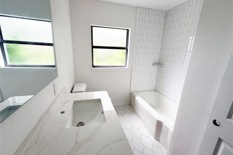House in Tampa, Florida 3 bedrooms, 130.16 sq.m. № 2400132 - photo 11