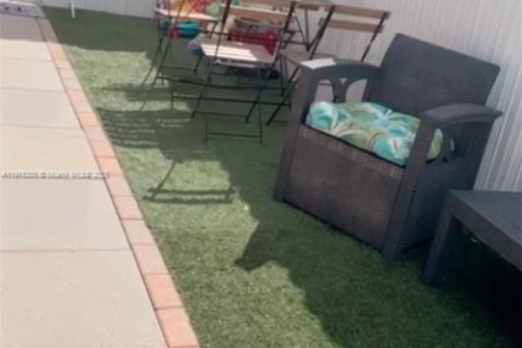 Снять в аренду коммерческую недвижимость в Майами-Гарденс, Флорида 1 спальня, 207.73м2, № 1973019 - фото 1