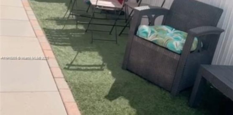 Коммерческая недвижимость в Майами-Гарденс, Флорида 1 спальня, 207.73м2 № 1973019