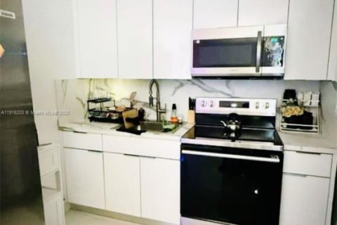 Снять в аренду коммерческую недвижимость в Майами-Гарденс, Флорида 1 спальня, 207.73м2, № 1973019 - фото 2