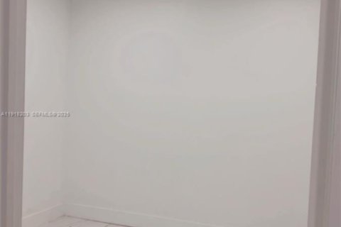 Снять в аренду коммерческую недвижимость в Майами-Гарденс, Флорида 1 спальня, 207.73м2, № 1973019 - фото 9