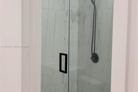 Снять в аренду коммерческую недвижимость в Майами-Гарденс, Флорида 1 спальня, 207.73м2, № 1973019 - фото 8