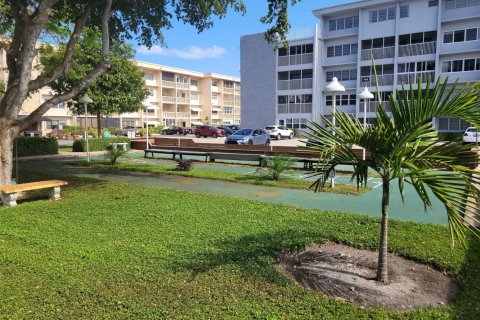Condo in Hallandale Beach, Florida, 2 bedrooms  № 1171223 - photo 1