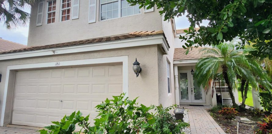 House in Royal Palm Beach, Florida 3 bedrooms, 235.6 sq.m. № 2399627