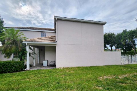 House in Royal Palm Beach, Florida 3 bedrooms, 235.6 sq.m. № 2399627 - photo 2