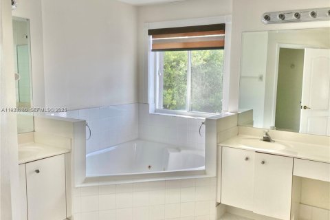 Снять в аренду виллу или дом в Дорал, Флорида 4 спальни, 203.08м2, № 1991186 - фото 11