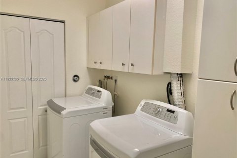 Снять в аренду виллу или дом в Дорал, Флорида 4 спальни, 203.08м2, № 1991186 - фото 12