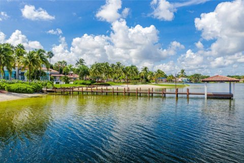 Снять в аренду виллу или дом в Дорал, Флорида 4 спальни, 203.08м2, № 1991186 - фото 21