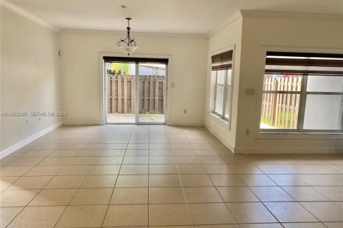 Снять в аренду виллу или дом в Дорал, Флорида 4 спальни, 203.08м2, № 1991186 - фото 2