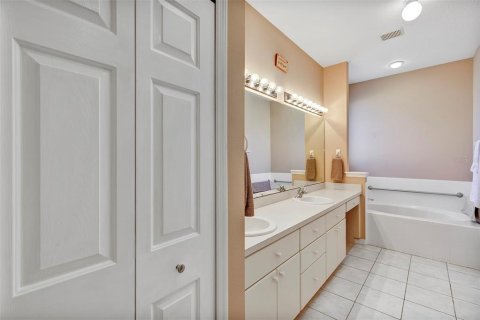 House in Tavares, Florida 3 bedrooms, 169.45 sq.m. № 1721273 - photo 26