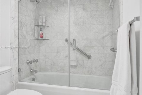 Condo in Aventura, Florida, 2 bedrooms  № 1996504 - photo 27