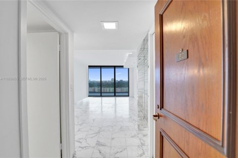 Condo in Aventura, Florida, 2 bedrooms  № 1996504 - photo 2