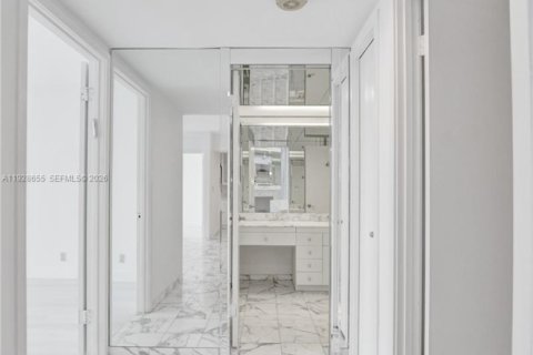 Condo in Aventura, Florida, 2 bedrooms  № 1996504 - photo 24