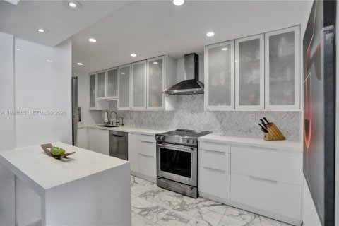 Condo in Aventura, Florida, 2 bedrooms  № 1996504 - photo 13