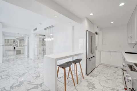 Condo in Aventura, Florida, 2 bedrooms  № 1996504 - photo 12