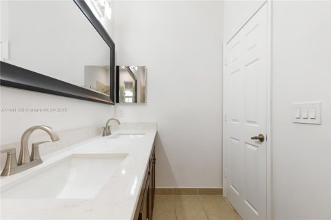 Townhouse in Miramar, Florida 3 bedrooms, 155.33 sq.m. № 1832329 - photo 24