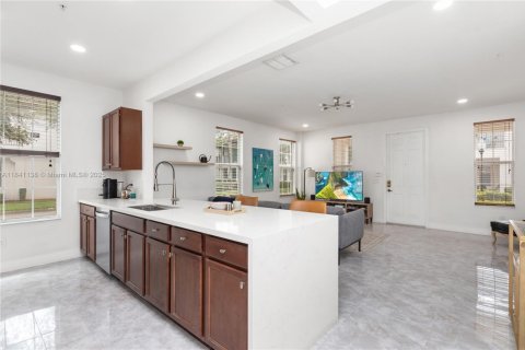 Townhouse in Miramar, Florida 3 bedrooms, 155.33 sq.m. № 1832329 - photo 7