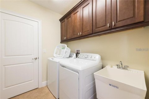 House in Kissimmee, Florida 6 bedrooms, 271.37 sq.m. № 1910410 - photo 25