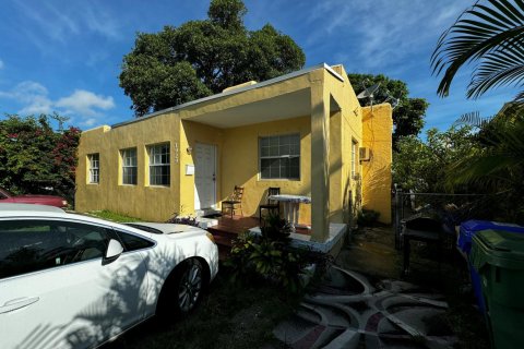 Villa ou maison à vendre à Miami, Floride: 4 chambres, 200.02 m2 № 2413053 - photo 2