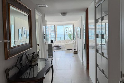 Condo in Miami, Florida, 2 bedrooms  № 2050631 - photo 2
