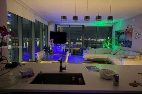 Condo in Miami, Florida, 2 bedrooms  № 2050631 - photo 11
