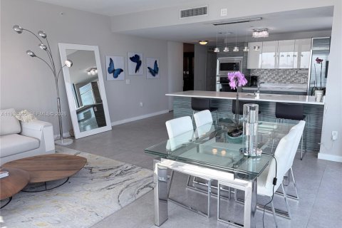 Condo in Miami, Florida, 2 bedrooms  № 2050631 - photo 10