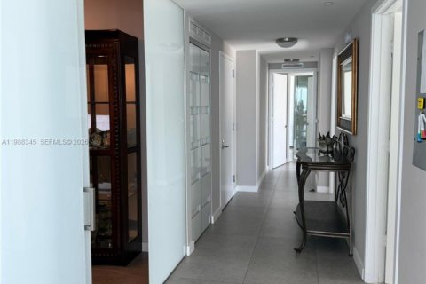 Condo in Miami, Florida, 2 bedrooms  № 2050631 - photo 16