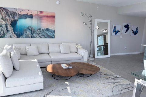 Condo in Miami, Florida, 2 bedrooms  № 2050631 - photo 3