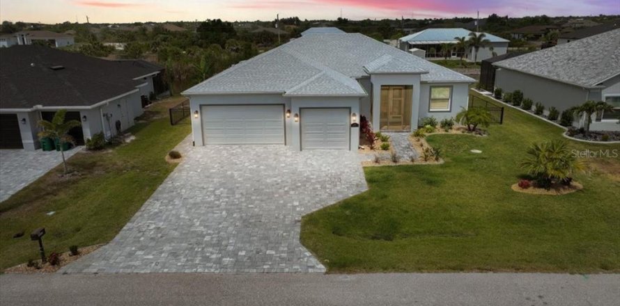 House in Port Charlotte, Florida 3 bedrooms, 167.32 sq.m. № 1674173