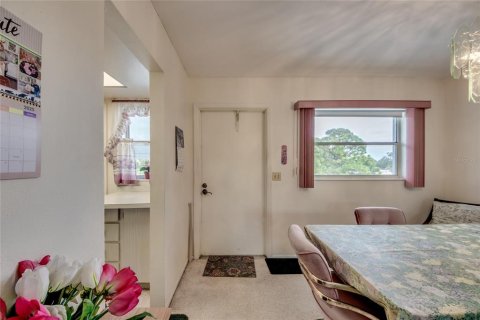 Condo in North Fort Myers, Florida, 2 bedrooms  № 1690888 - photo 6