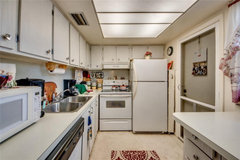 Condo in North Fort Myers, Florida, 2 bedrooms  № 1690888 - photo 13