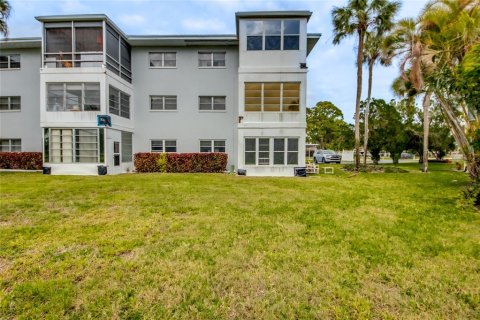 Condo in North Fort Myers, Florida, 2 bedrooms  № 1690888 - photo 27