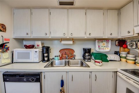 Condo in North Fort Myers, Florida, 2 bedrooms  № 1690888 - photo 16