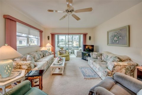 Condo in North Fort Myers, Florida, 2 bedrooms  № 1690888 - photo 11