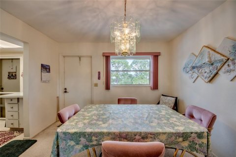 Condo in North Fort Myers, Florida, 2 bedrooms  № 1690888 - photo 8