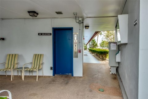 Condo in North Fort Myers, Florida, 2 bedrooms  № 1690888 - photo 4