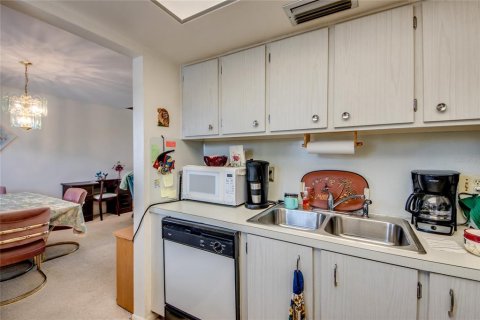 Condo in North Fort Myers, Florida, 2 bedrooms  № 1690888 - photo 15