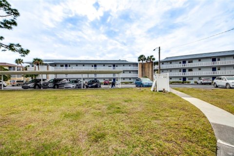 Condo in North Fort Myers, Florida, 2 bedrooms  № 1690888 - photo 28