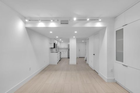 Купить кондоминиум в Корал-Гейблс, Флорида 3 комнаты, 92.25м2, № 2187657 - фото 10