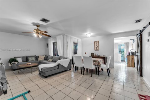 Casa en venta en Miami, Florida, 3 dormitorios, 129.78 m2 № 1946481 - foto 3