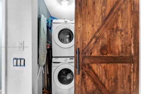 Casa en venta en Miami, Florida, 3 dormitorios, 129.78 m2 № 1946481 - foto 17