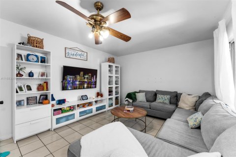 Casa en venta en Miami, Florida, 3 dormitorios, 129.78 m2 № 1946481 - foto 2