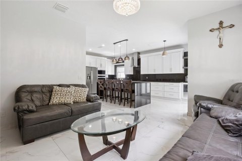 House in Orlando, Florida 4 bedrooms, 189.43 sq.m. № 2280512 - photo 8