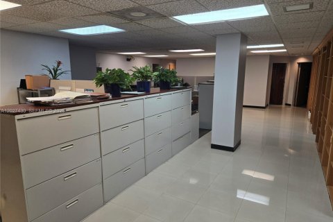Propiedad comercial en venta en North Miami Beach, Florida № 2154502 - foto 1