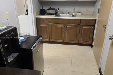 Propiedad comercial en venta en North Miami Beach, Florida № 2154502 - foto 11