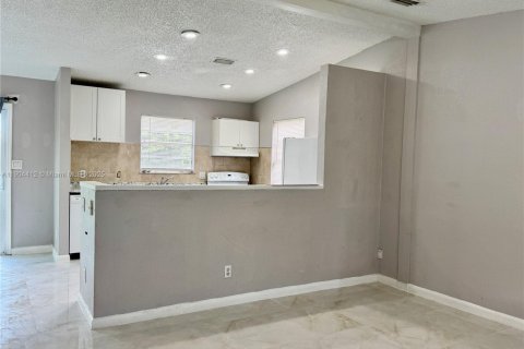 Villa ou maison à louer à Hollywood, Floride: 3 chambres, 98.1 m2 № 1955767 - photo 1