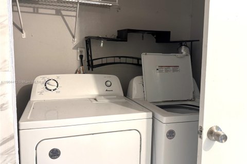 Villa ou maison à louer à Hollywood, Floride: 3 chambres, 98.1 m2 № 1955767 - photo 9